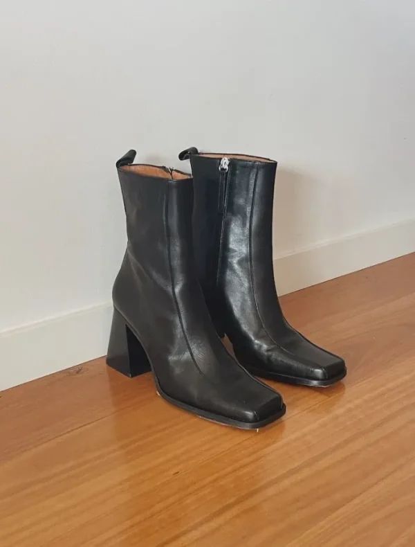 Neo Eden Boot - Black< Boots | Sandals