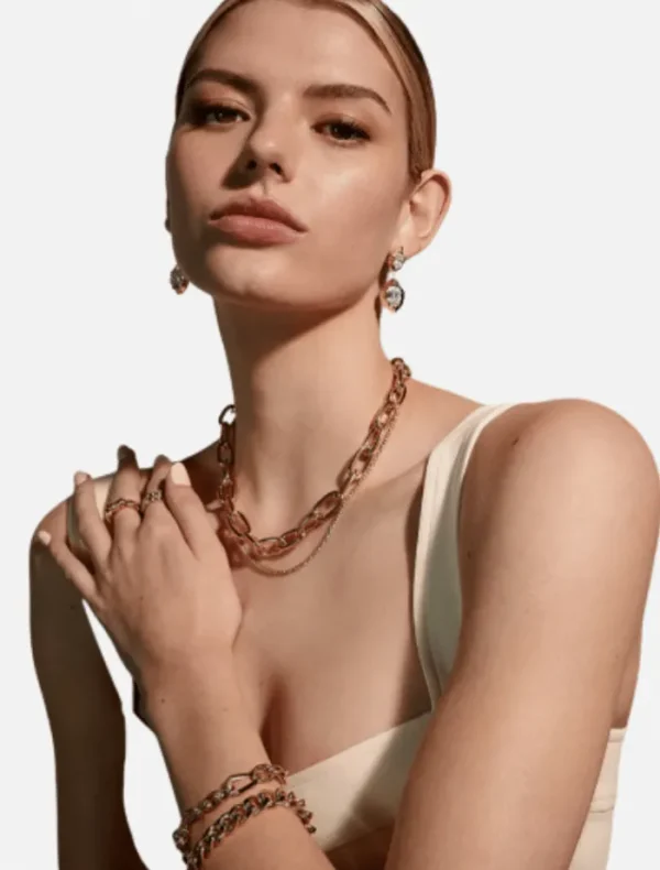 Jolie and Deen Fleur Necklace - Gold< Necklaces