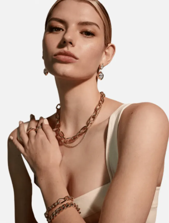 fleur_necklace__gold_2.webp Jolie and Deen Fleur Necklace - Gold< Necklaces