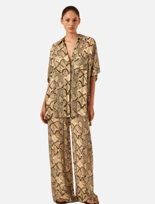 Shona Joy Hadiya Side Split Short Sleeve Shirt - Almond/Multi< Shorts | Shirts