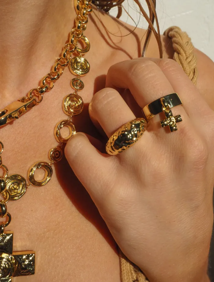 molten_signet_ring__gold_1.webp LUV AJ Molten Signet Ring - Gold< Rings