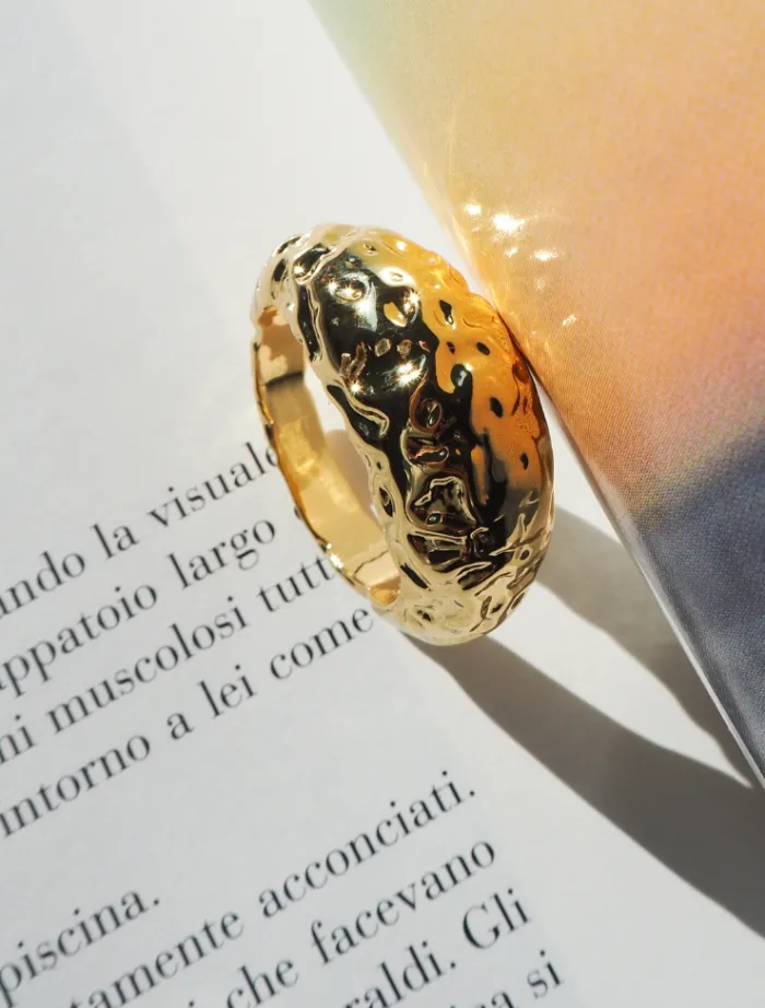 molten_signet_ring__gold_2.webp LUV AJ Molten Signet Ring - Gold< Rings