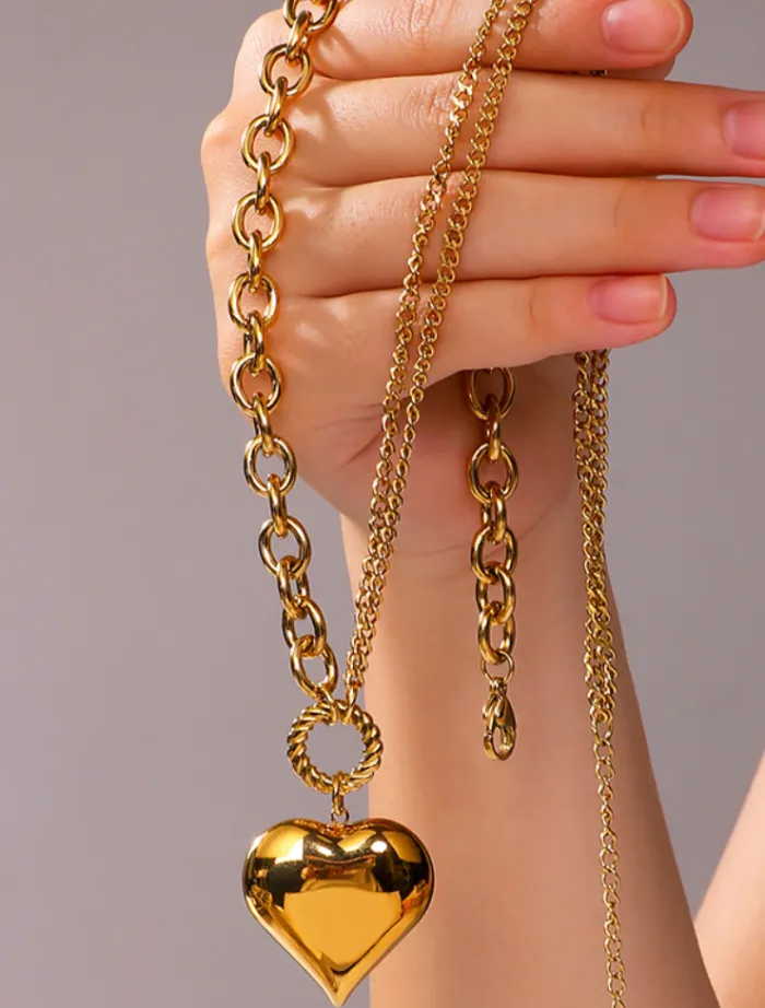 roxanne_asymmetrical_hear_2.webp Insurge Clothing Roxanne Asymmetrical Heart Necklace - Gold< Necklaces