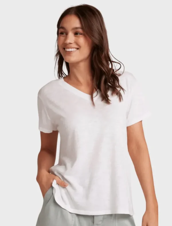 Bella Dahl Side Slit V-Neck Tee - White< Shorts | Shirts