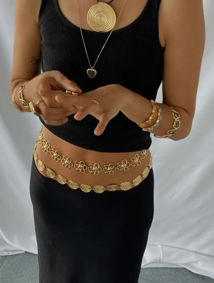 twisted_girl_necklacebelt_4.webp Susmie’s Twisted Girl Necklace/Belt - Gold< Necklaces